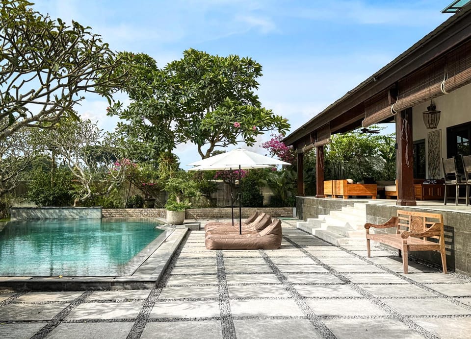 Property building, Patio, Day, Natural landscape, Garden, Garden view, Pool view, Swimming pool, sunbed