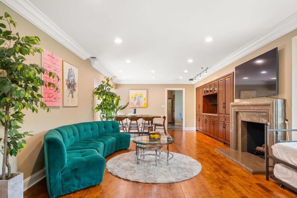 Beverly Hills 6BR Haven w Pool Hot Tub House in Beverly Hills