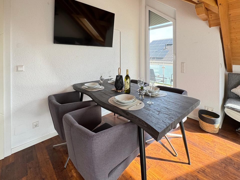 TV and multimedia, Living room, Seating area, Dining area