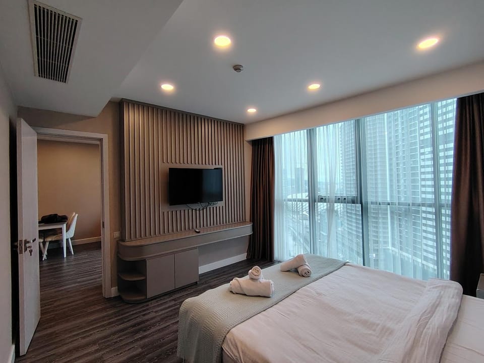 Bed, TV and multimedia, Photo of the whole room, Bedroom, towels