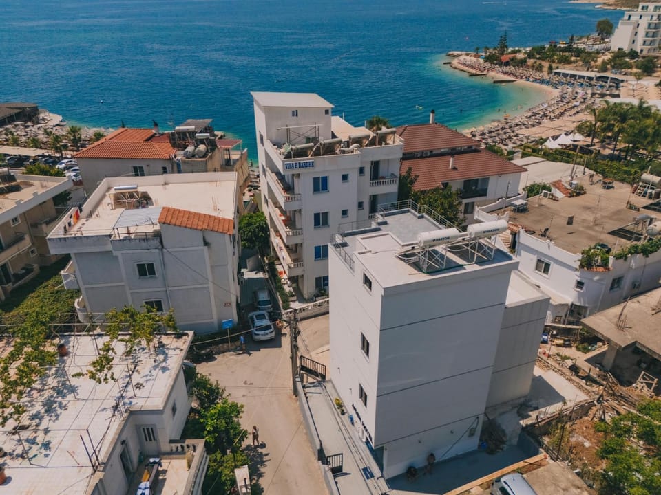 Property building, Day, Neighbourhood, Natural landscape, Bird's eye view, Beach, City view, Sea view, Street view, Location, Parking