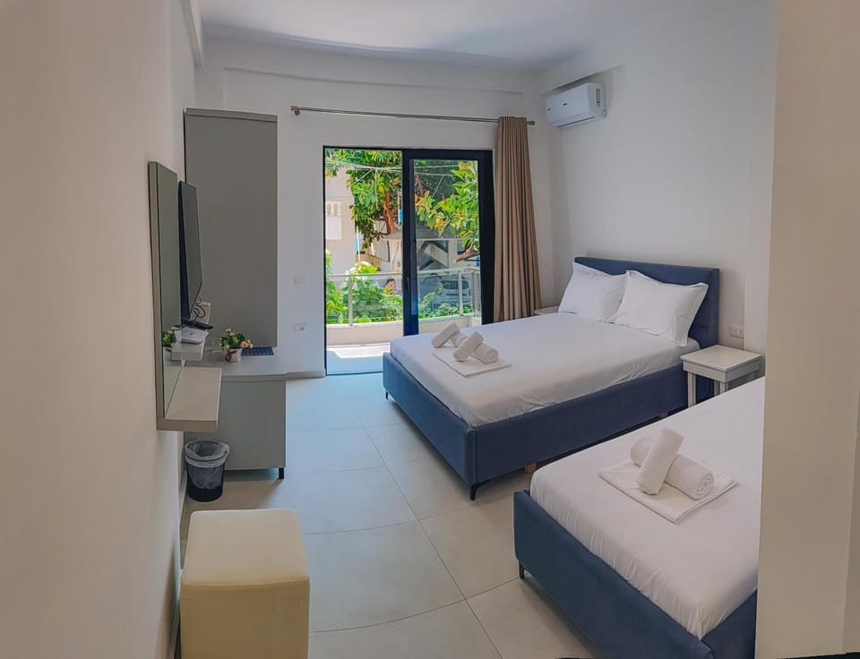 Bed, TV and multimedia, Photo of the whole room, Bedroom, towels