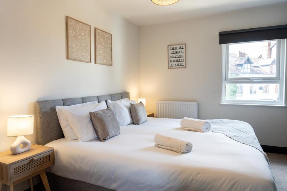 Bed, Bedroom, pet friendly, towels