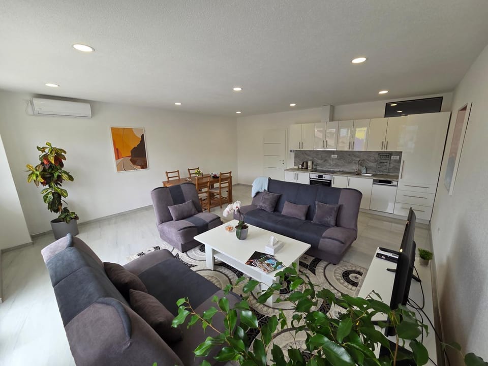 Kitchen or kitchenette, Living room, Seating area, Dining area, pet friendly, stove