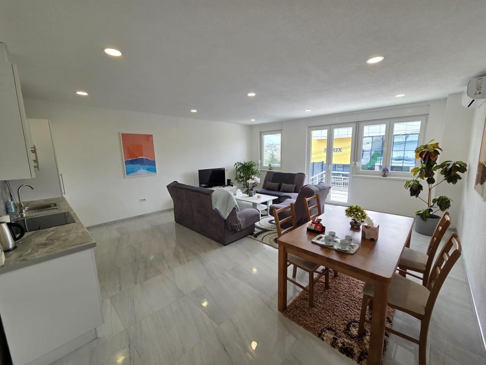 Kitchen or kitchenette, Living room, Seating area, Dining area