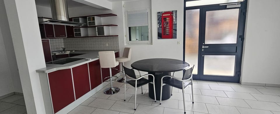Kitchen or kitchenette, Dining area