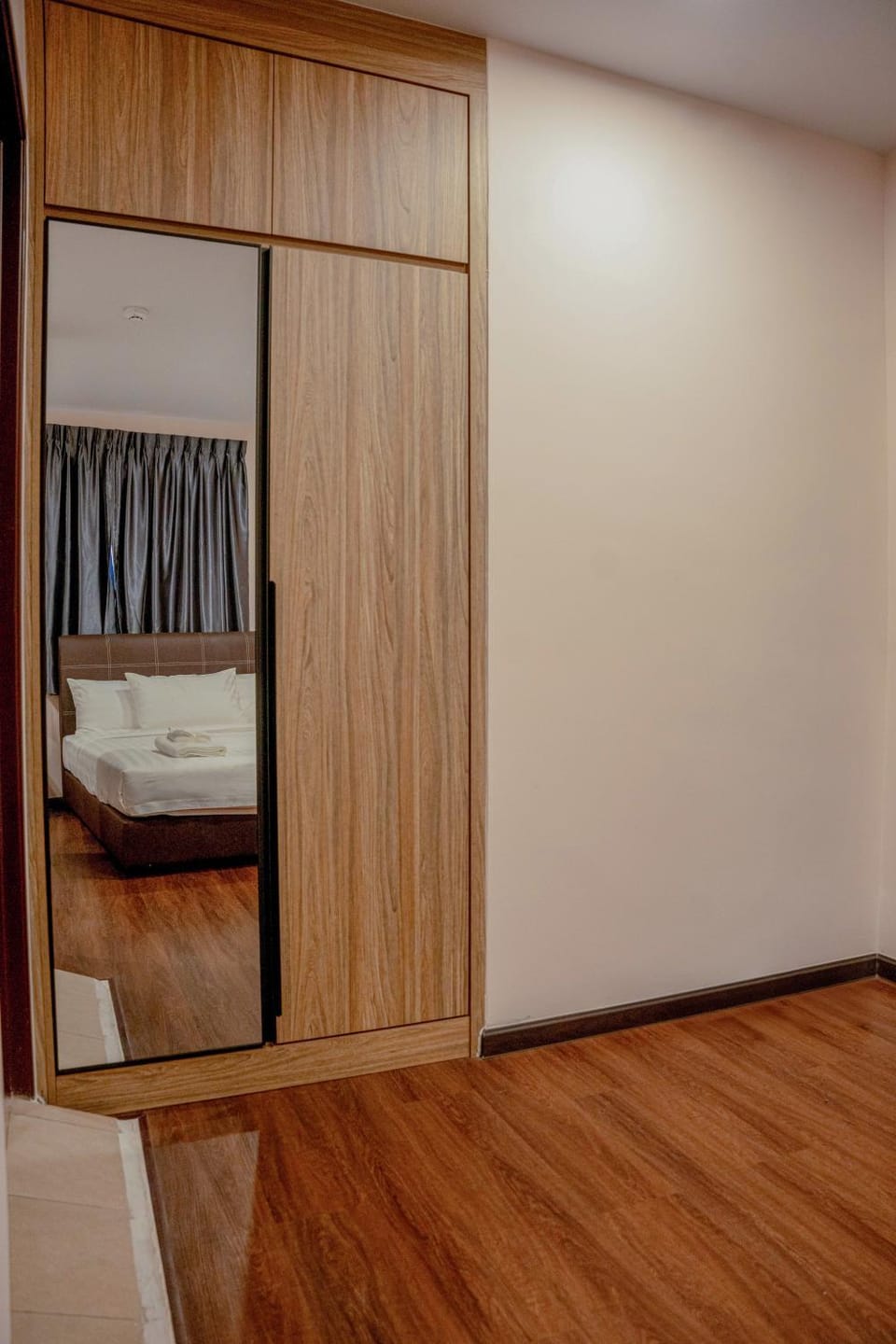 Photo of the whole room, wardrobe