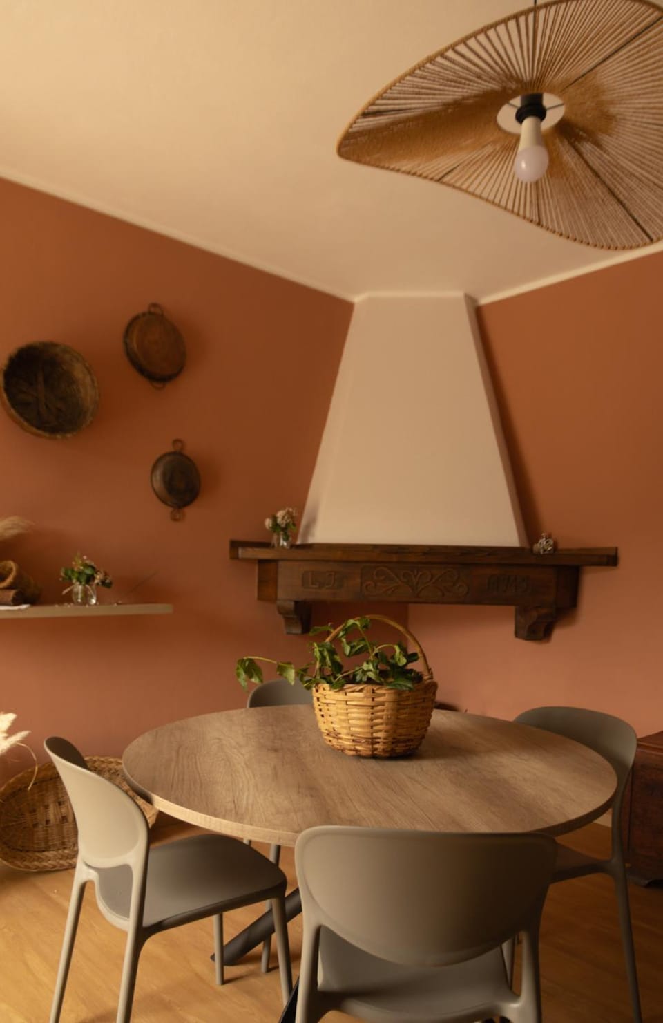 Living room, Seating area, Dining area, fireplace