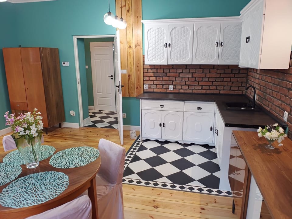 Kitchen or kitchenette, Dining area