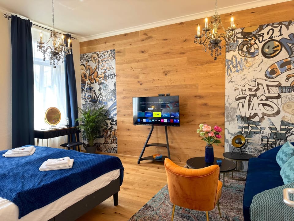 Communal lounge/ TV room, Bed, TV and multimedia, Living room, Photo of the whole room, Seating area, Evening entertainment, Bedroom