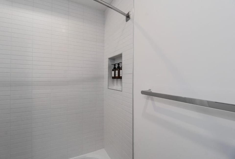 Unit 1 Stylish Studio with King Bed and Sofa Bed Apartment in District of Columbia