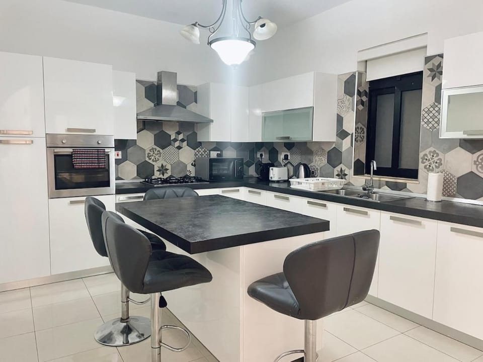 Modern Mediterranean 3 Bed, 2 Bath in St Pauls Bay - 5 Min Walk to Promenade, Beaches Nearby Apartment in Saint Paul's Bay