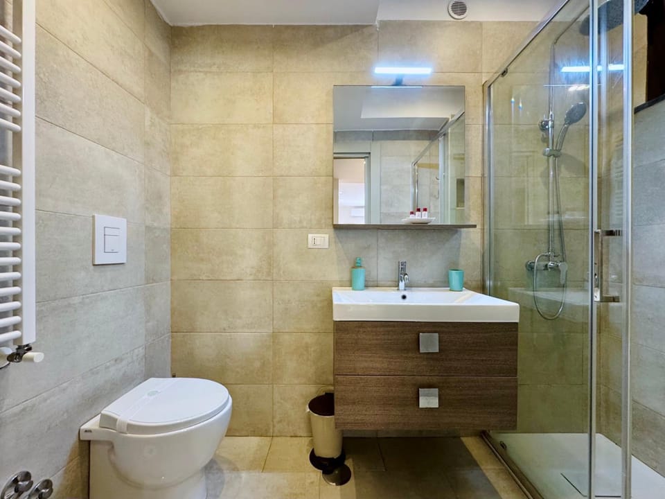 Shower, Toilet