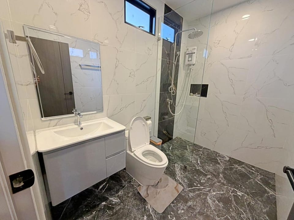 Shower, Toilet
