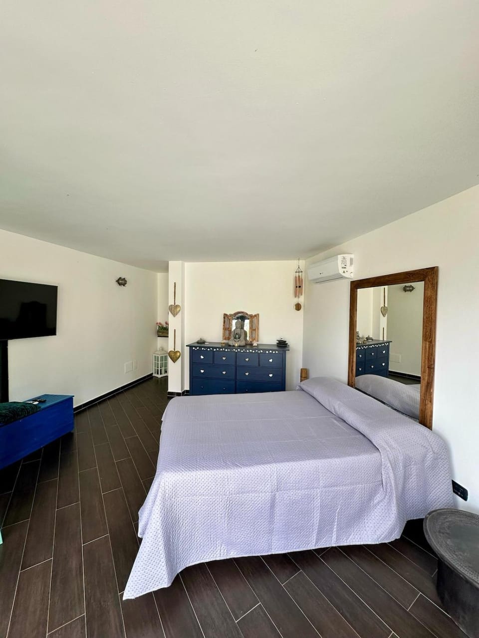 Bed, TV and multimedia, Bedroom