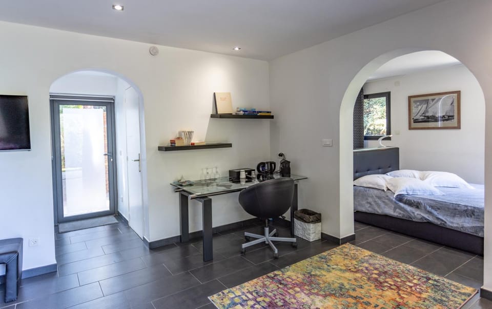 Facade/entrance, Bed, TV and multimedia, Photo of the whole room, Seating area, Bedroom