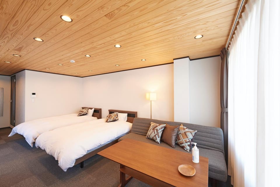 Bed, Seating area
