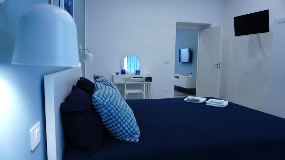Bed, TV and multimedia, Photo of the whole room, Bedroom, towels