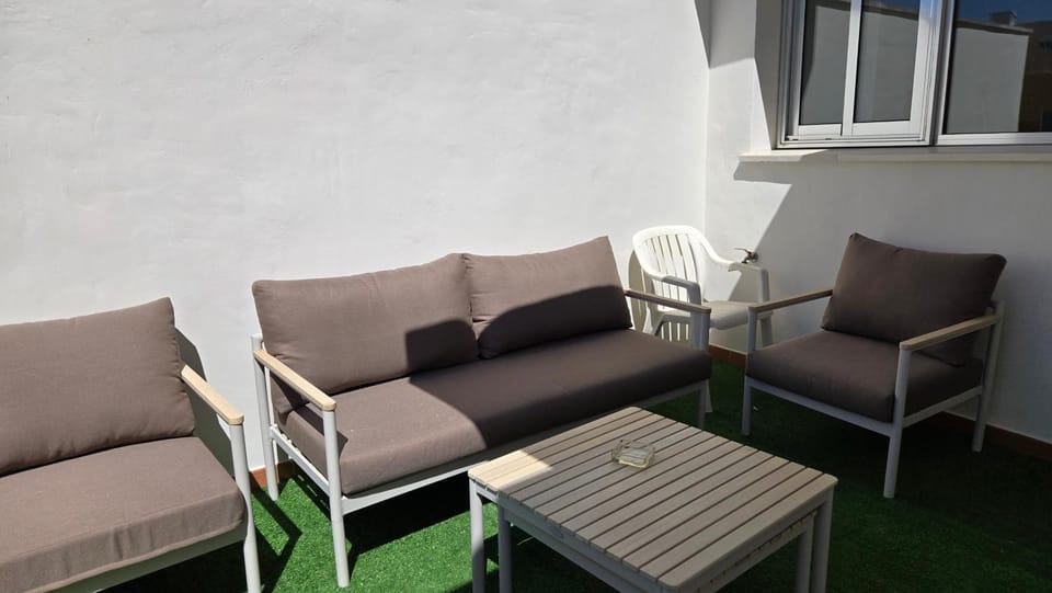 Patio, Day, Living room