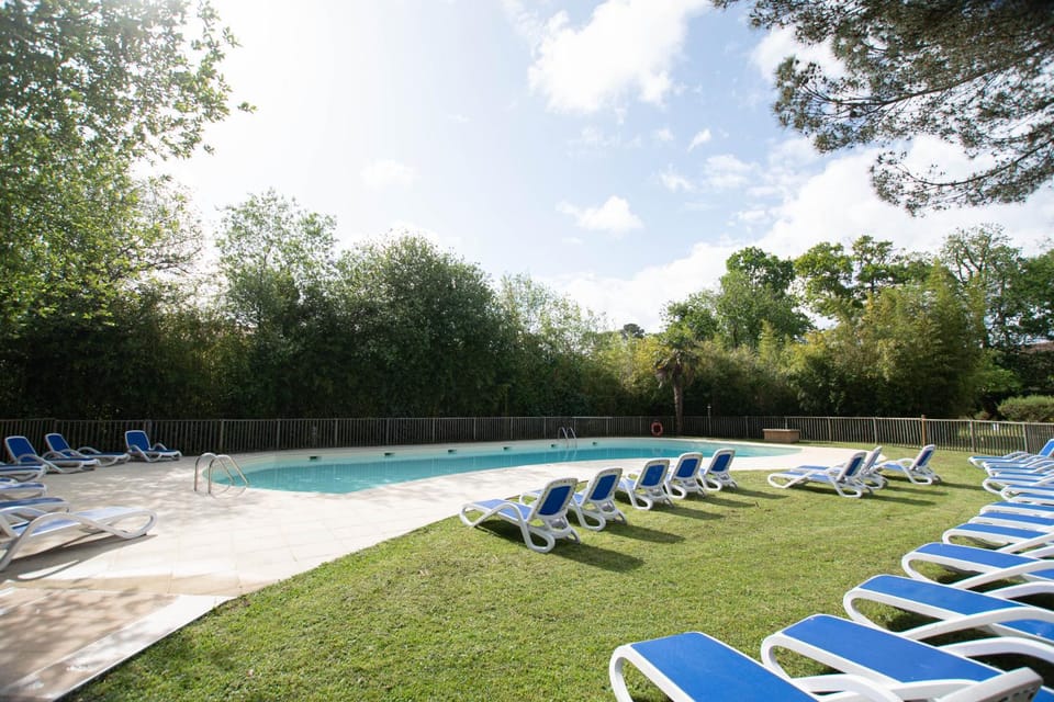 Swimming pool, sunbed