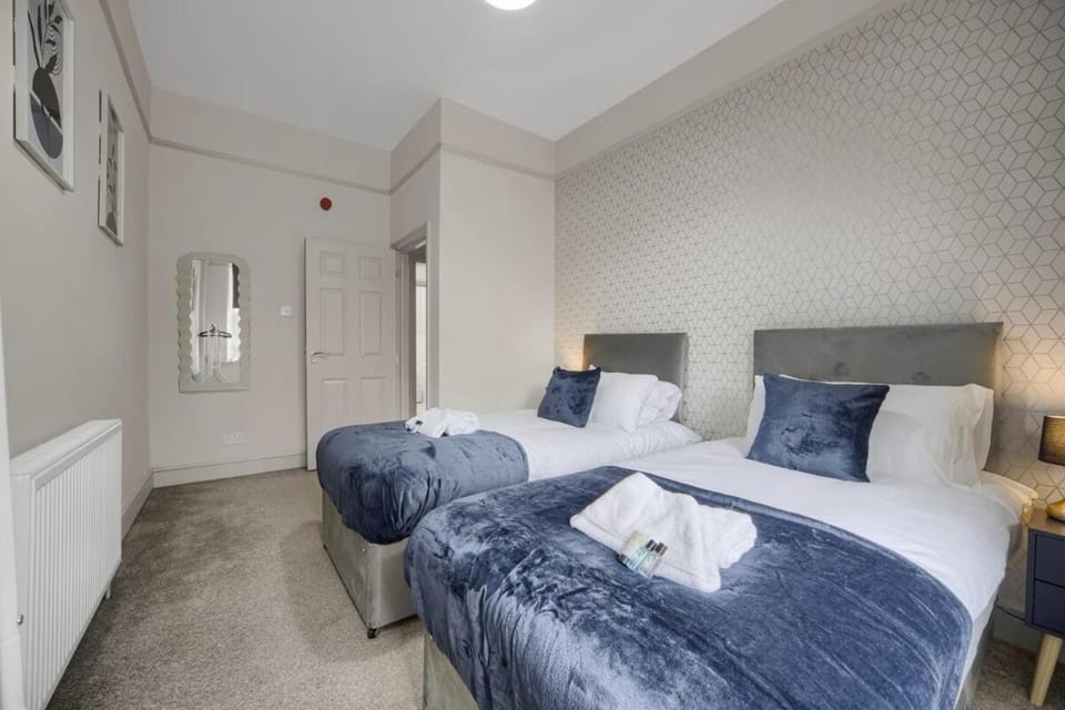 Bed, TV and multimedia, Photo of the whole room, Bedroom, towels