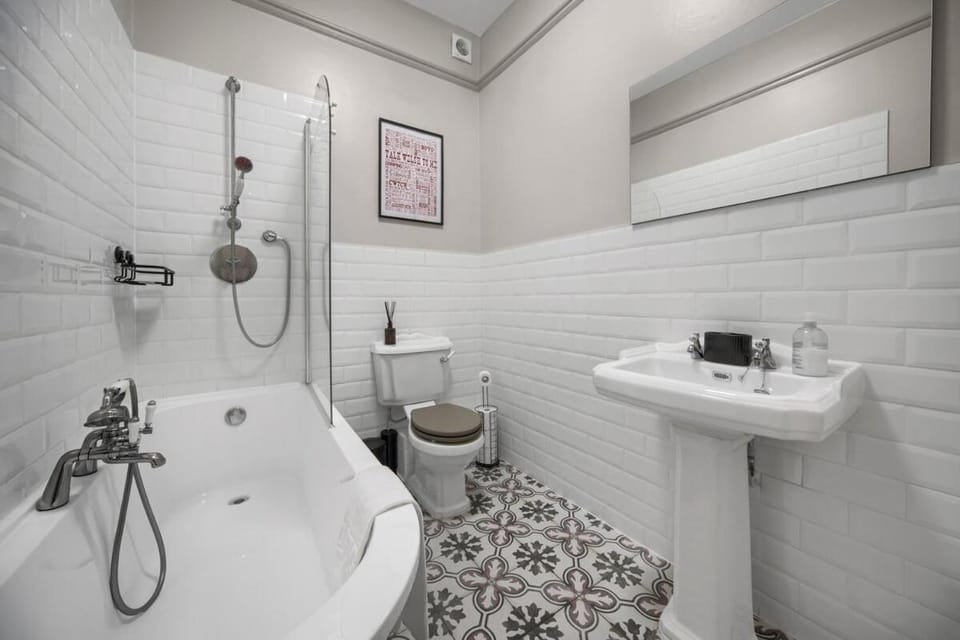Shower, Toilet, Bathroom, Bath, towels