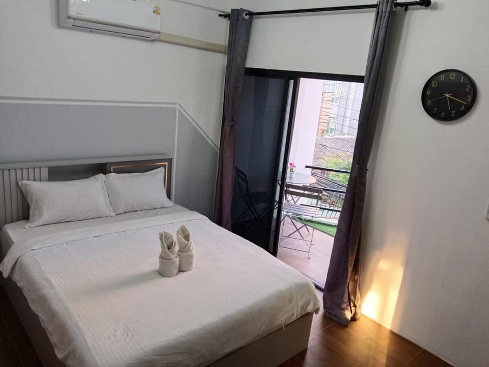Bed, Bedroom, towels