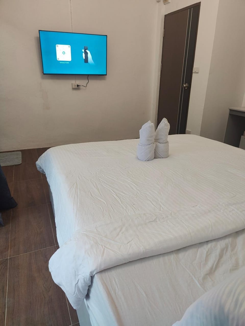 Bed, TV and multimedia, Bedroom, towels