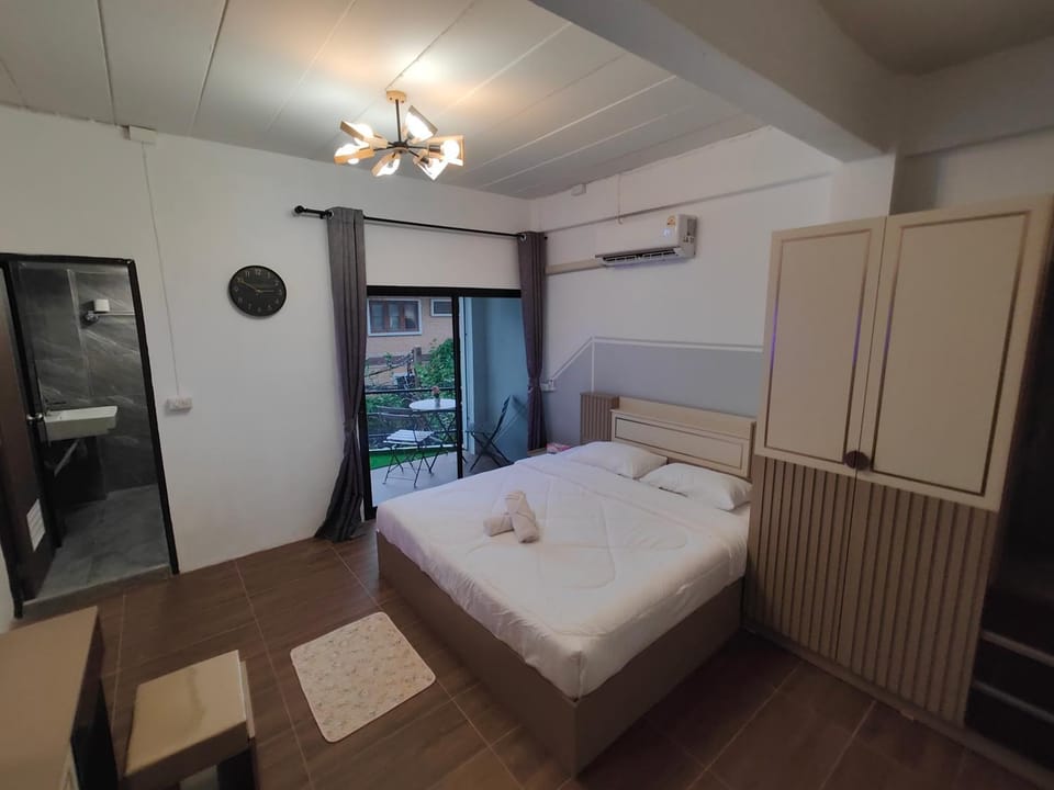 Bed, TV and multimedia, Photo of the whole room, Bedroom, towels, air conditioner