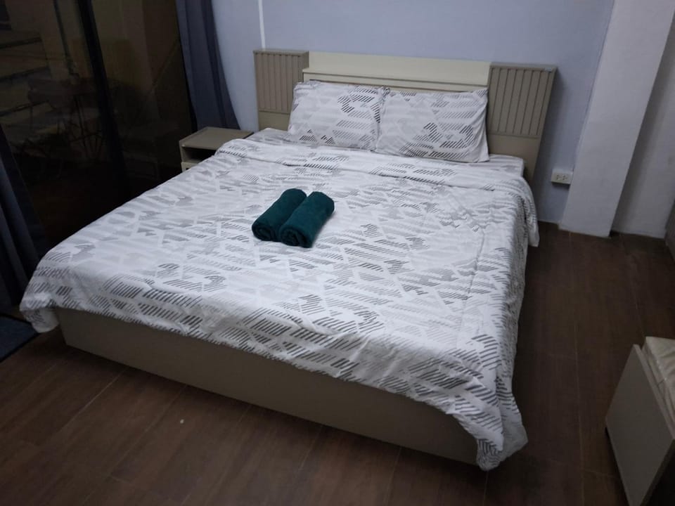 Bed, Bedroom, towels