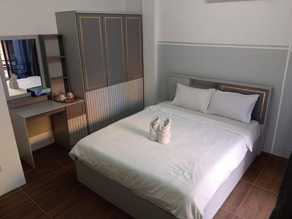 Bed, Bedroom, towels
