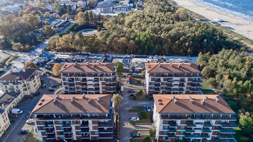 Bird's eye view, Location