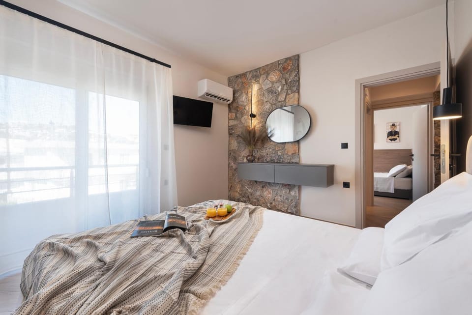 Bed, TV and multimedia, Photo of the whole room, Bedroom, towels