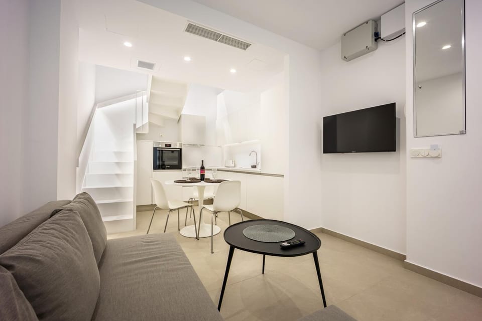 Kitchen or kitchenette, Seating area, Dining area