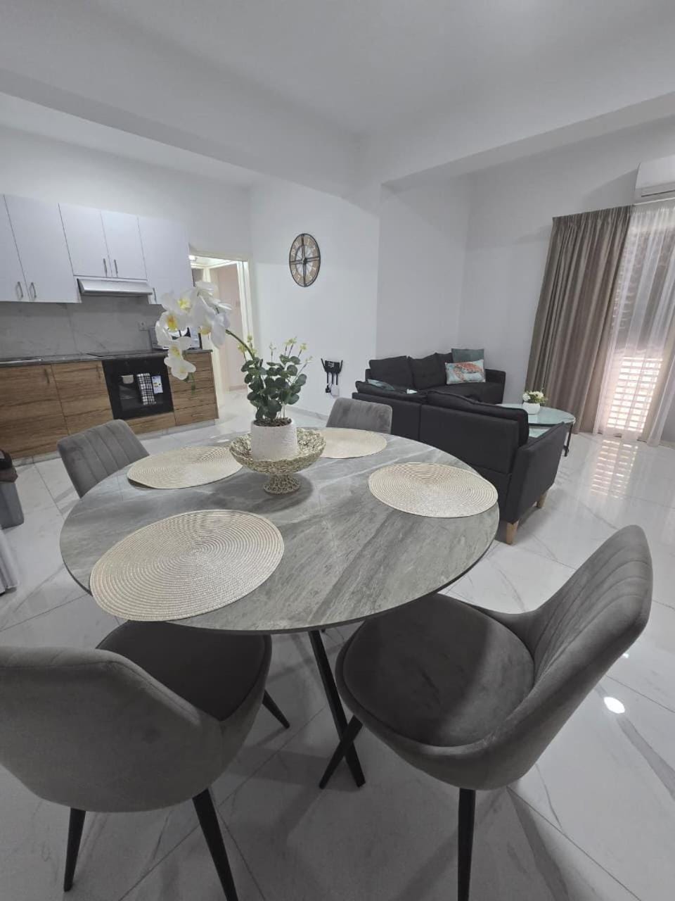 Kitchen or kitchenette, Seating area, oven, stove