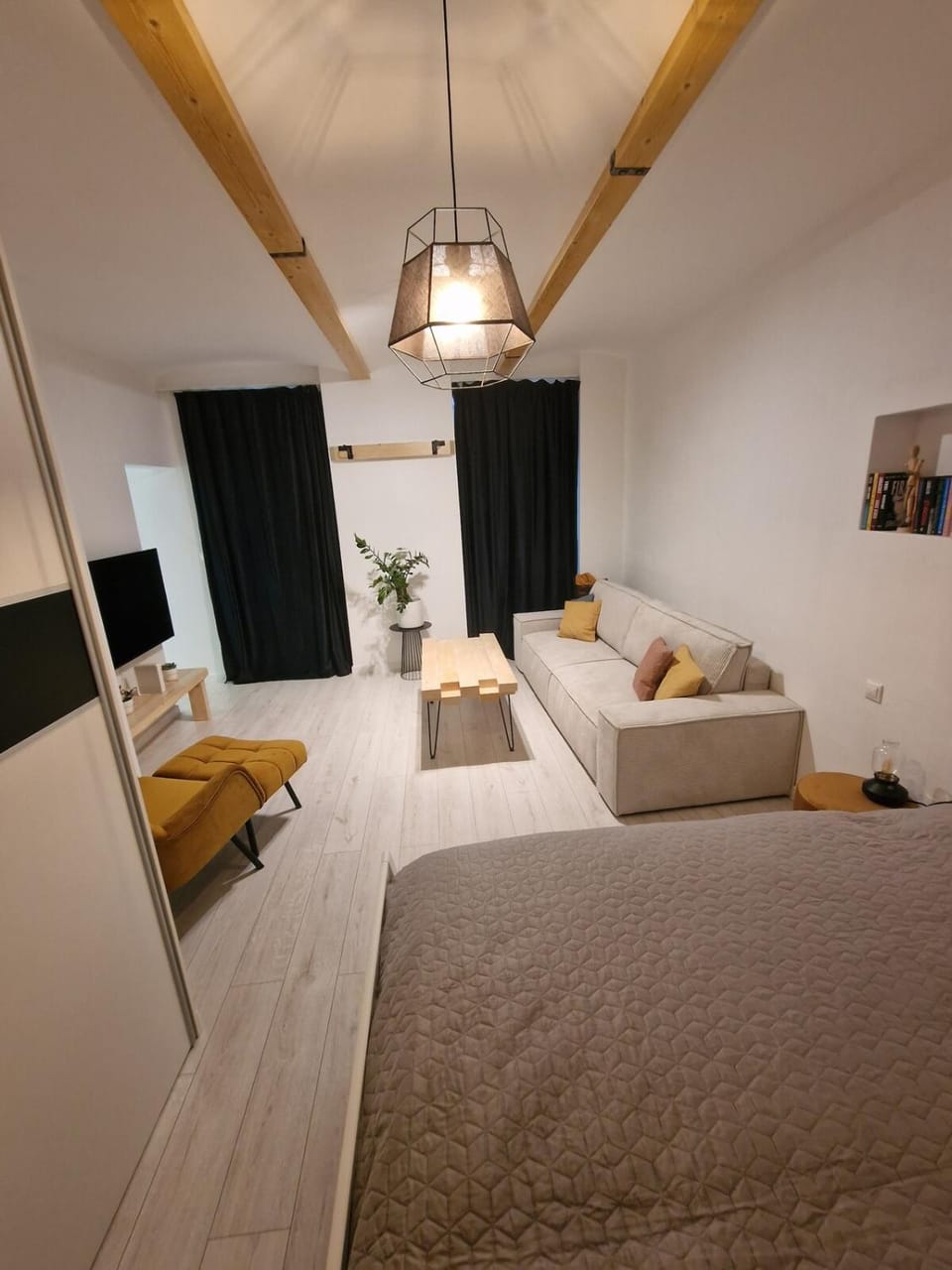 Bed, TV and multimedia, Living room, Photo of the whole room, Seating area, Bedroom