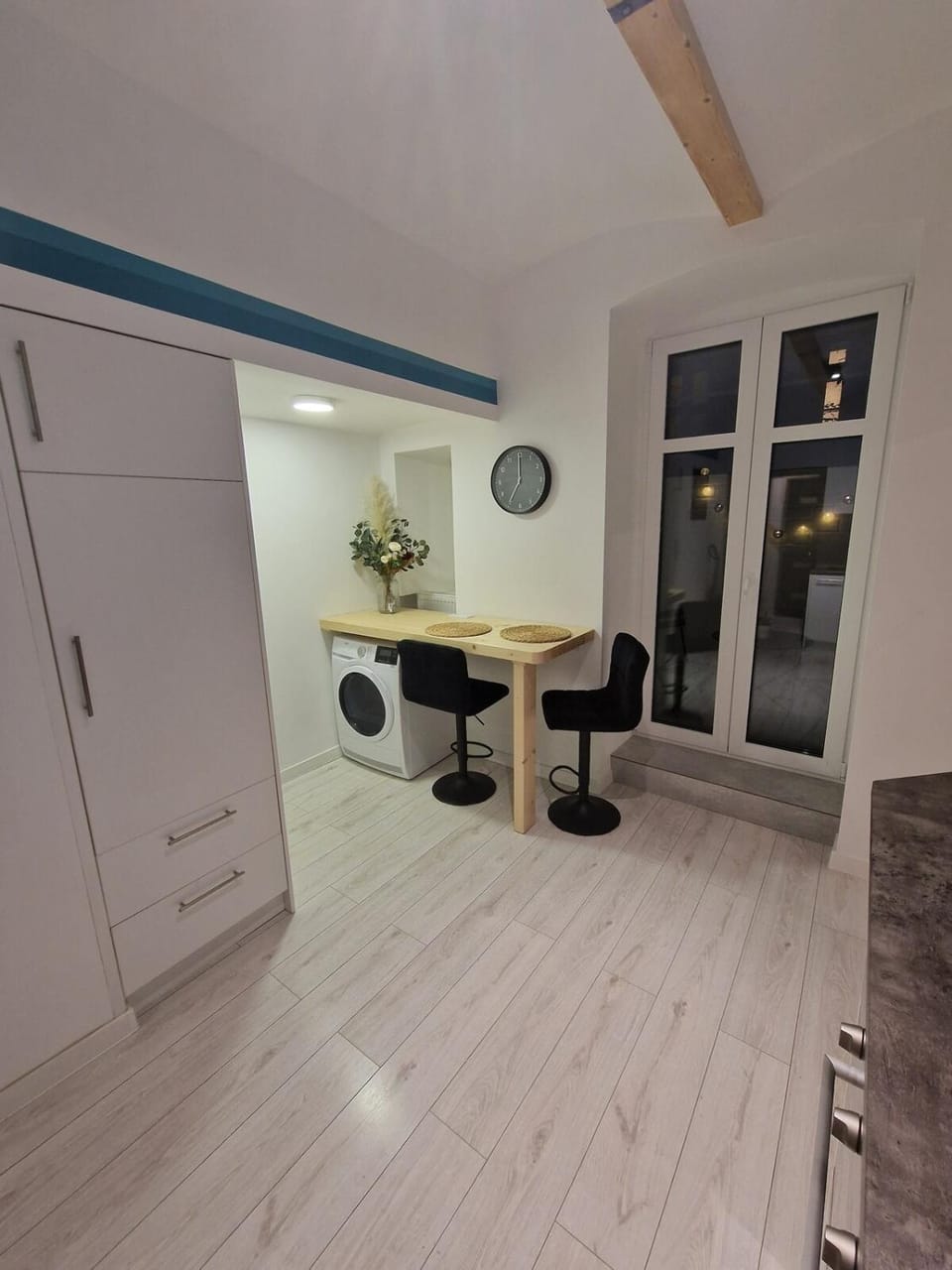 TV and multimedia, Kitchen or kitchenette, Living room, Seating area
