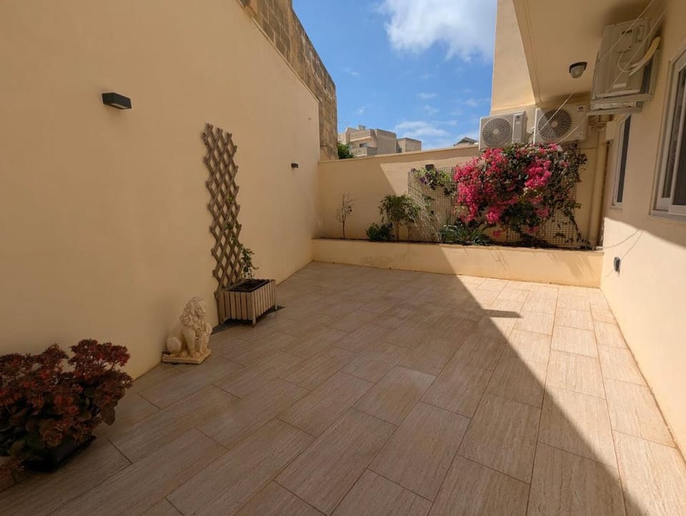 Endor Ground Floor Apartment with backyard and garage in Gozo Apartment in Malta