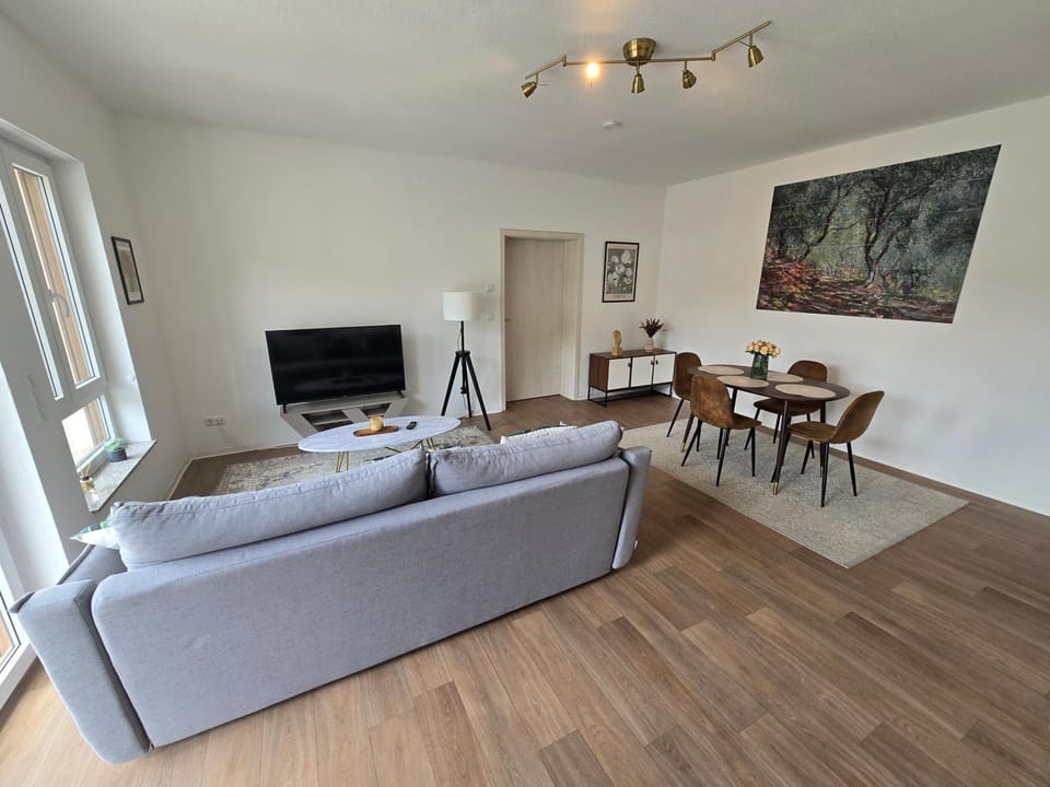 TV and multimedia, Living room, Seating area, Dining area