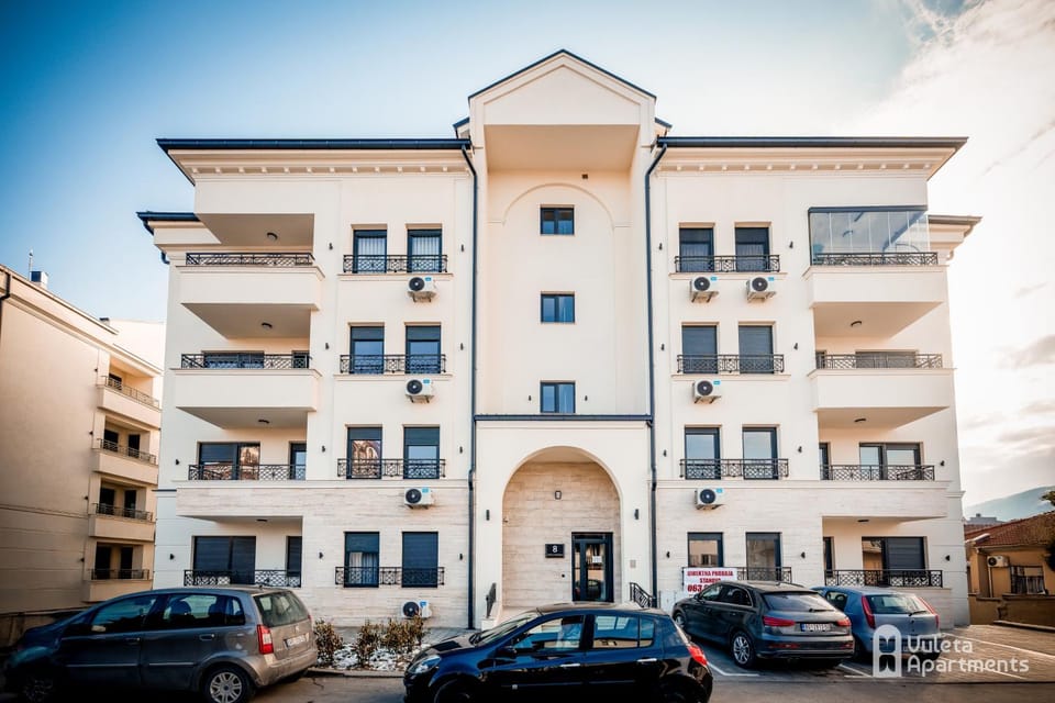 Property building, Facade/entrance, Day, acessibility