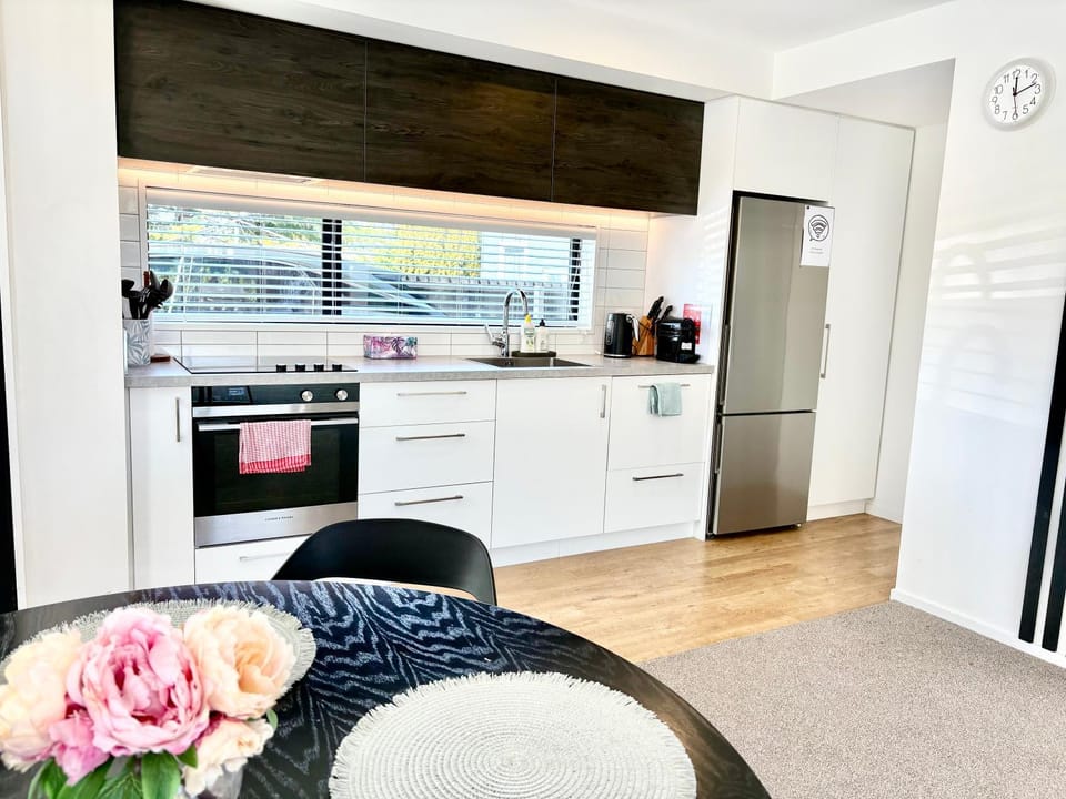 Modern Townhouse rare onsite 2 parking walk to Northlands and close to Airport Apartment in Christchurch