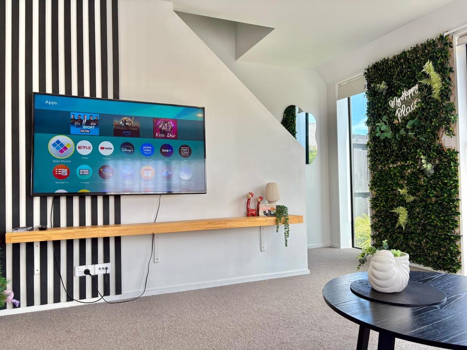 Modern Townhouse rare onsite 2 parking walk to Northlands and close to Airport Apartment in Christchurch