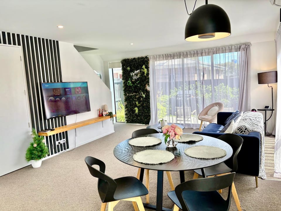 Modern Townhouse rare onsite 2 parking walk to Northlands and close to Airport Apartment in Christchurch