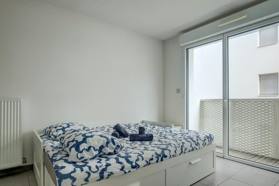 Bed, Photo of the whole room, Bedroom, towels