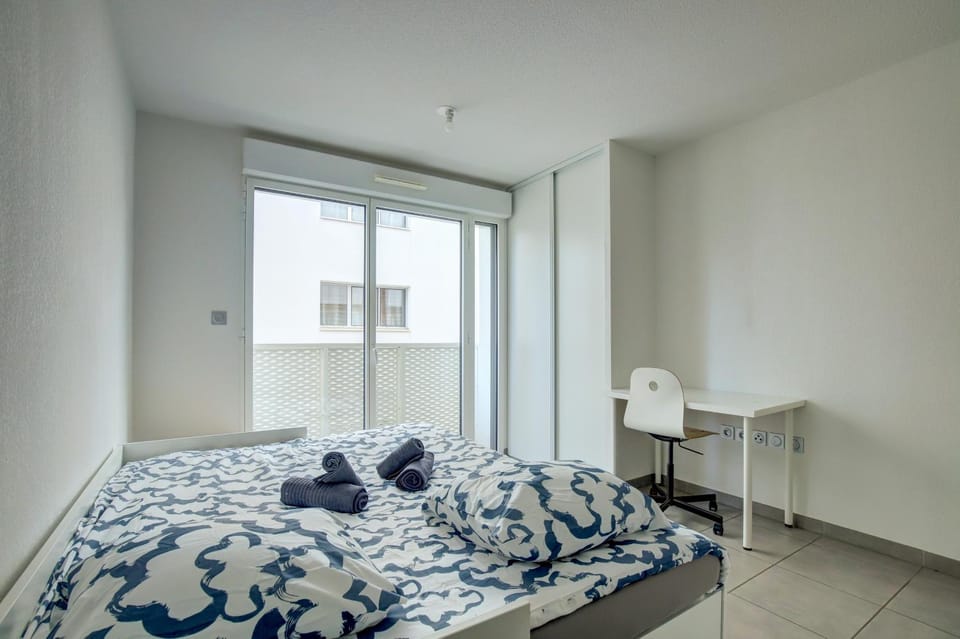 Bed, Living room, Photo of the whole room, Seating area, Bedroom, towels