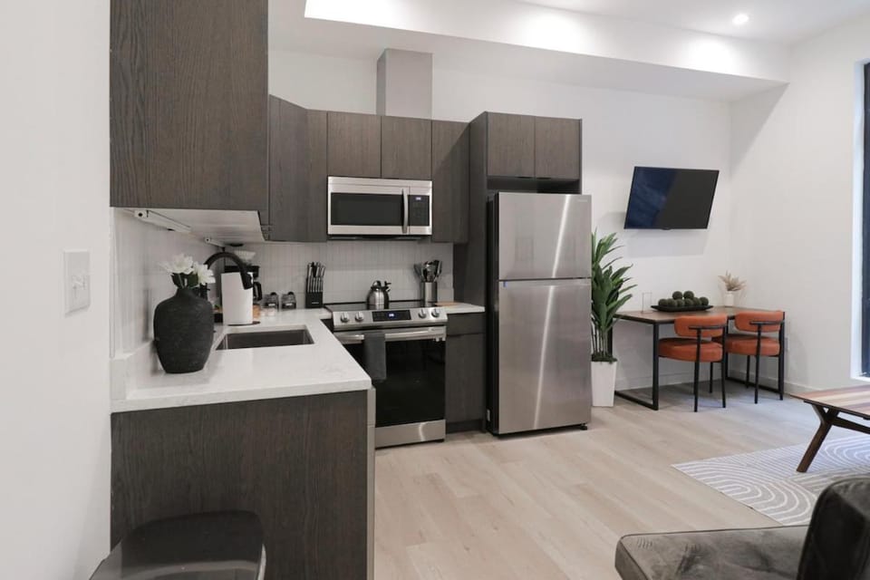 Unit 5 Cozy 1 Bed Room with Queen Bed plus Sofa Pullout Apartment in District of Columbia
