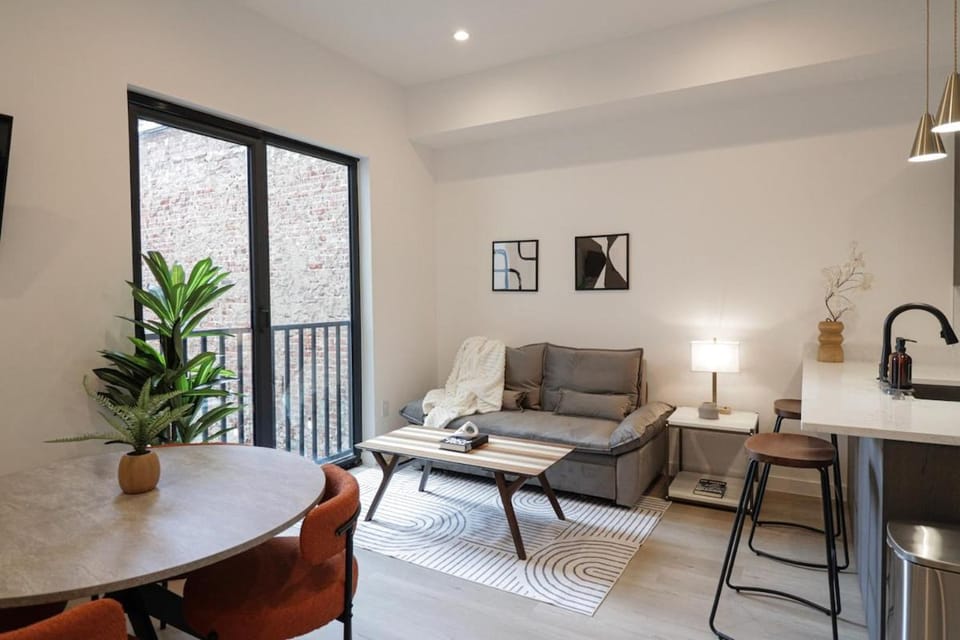 Unit 6 Studio with Queen plus Sofa Bed in the heart of DC Apartment in District of Columbia