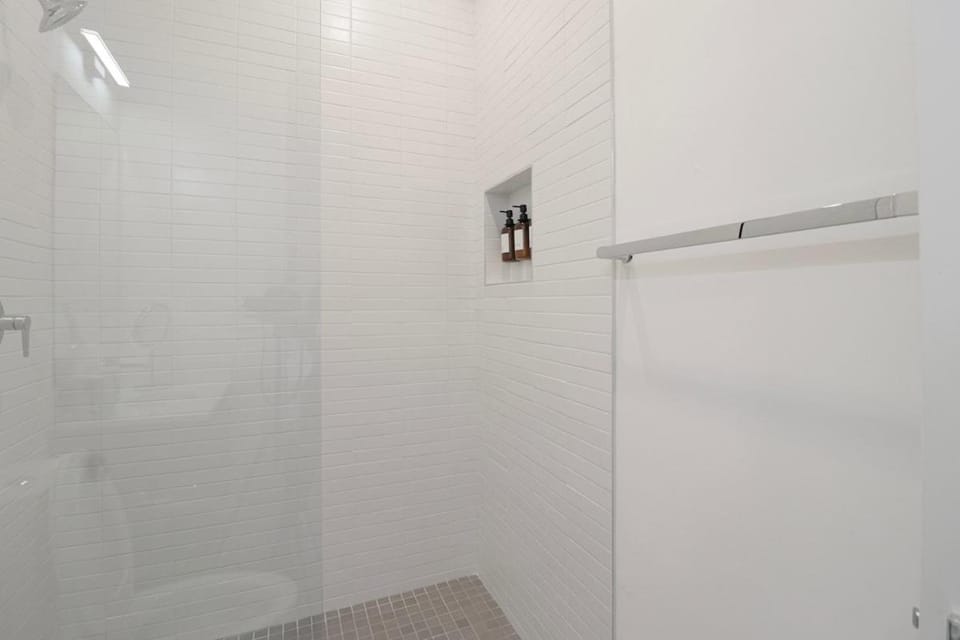 Unit 6 Studio with Queen plus Sofa Bed in the heart of DC Apartment in District of Columbia