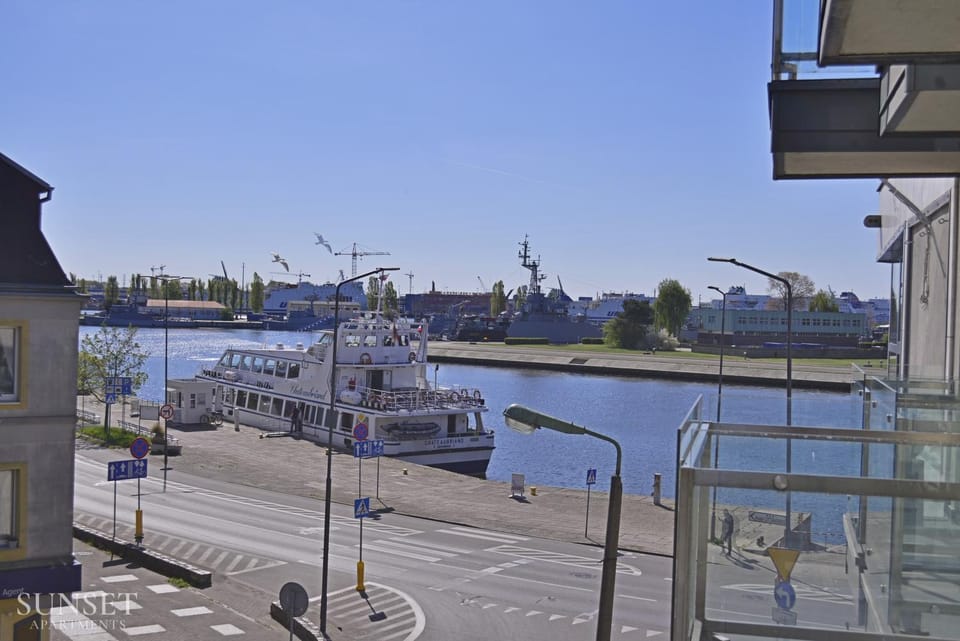 Day, Neighbourhood, River view, Street view, Location