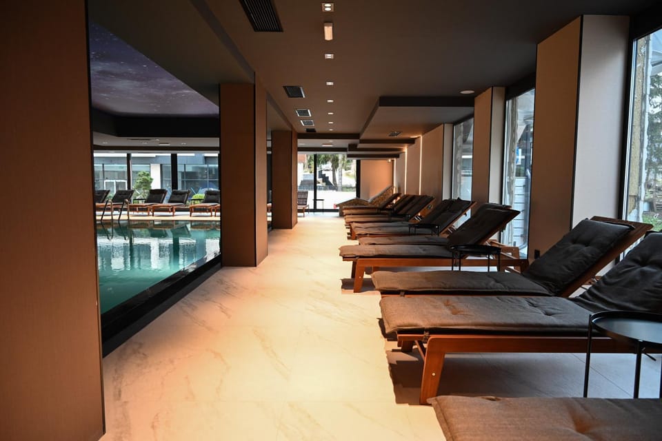 Pool view, Swimming pool, sunbed